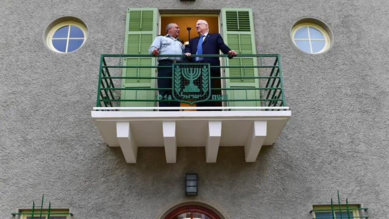 Rivlin and Eizenkot in refurbished house