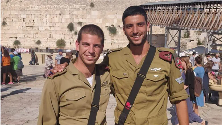 סגן יותם גלעד (משמאל)