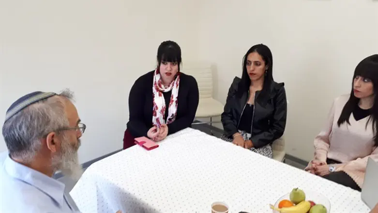 הרב סתיו במפגש עם האחיות