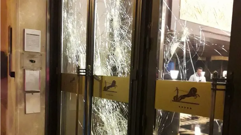 הזכוכיות המנופצות כתוצאה מההתפרעויות