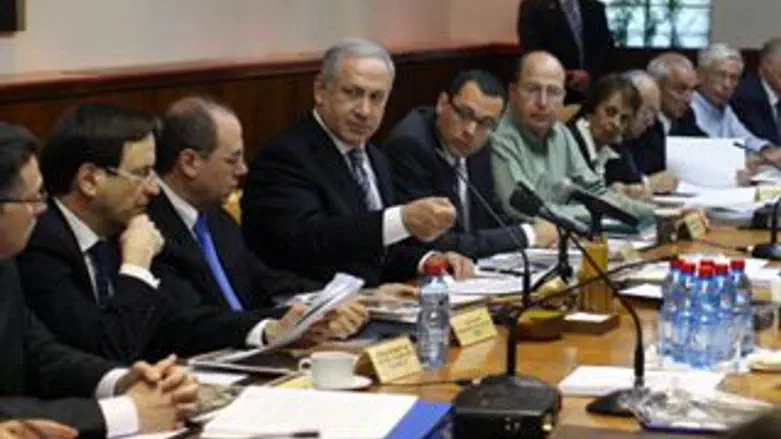בפנים יקפיאו, בחוץ יפגינו