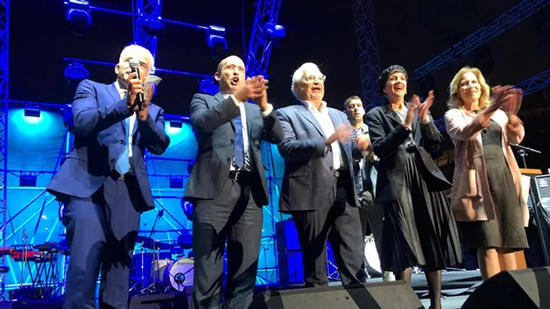 השר בנט עם השגריר פרידמן וחברי הכנסת, מריעים למשתתפי הצעדה