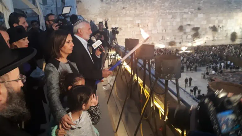 Minister Gamliel with Holocaust survivors at Western Wall
