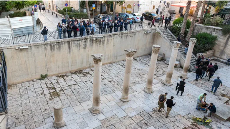 תיירים ברובע היהודי בירושלים