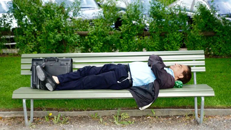 הצוואר נתפס לכם בזמן השינה? כך תמנעו זאת