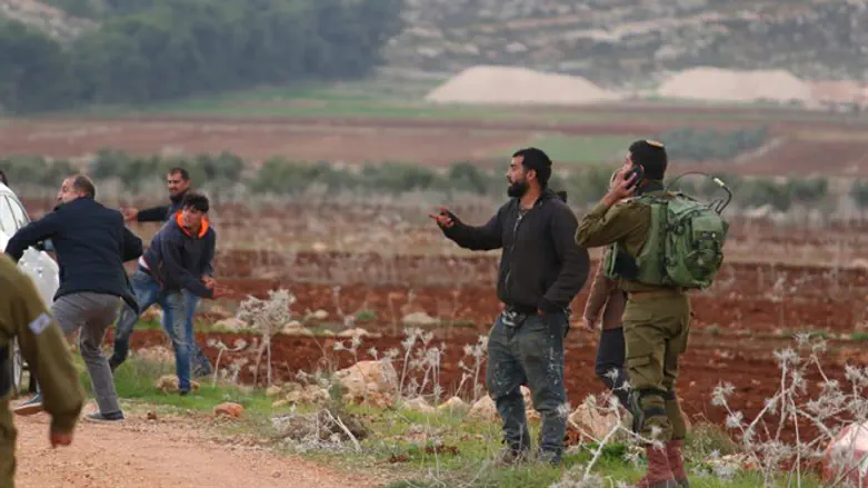 ערבים מיידים אבנים לעבר הכוחות, בגוש שילה