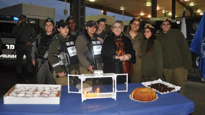 נחמה ריבלין בהדלקת נרות עם לוחמי ולוחמות מג"ב