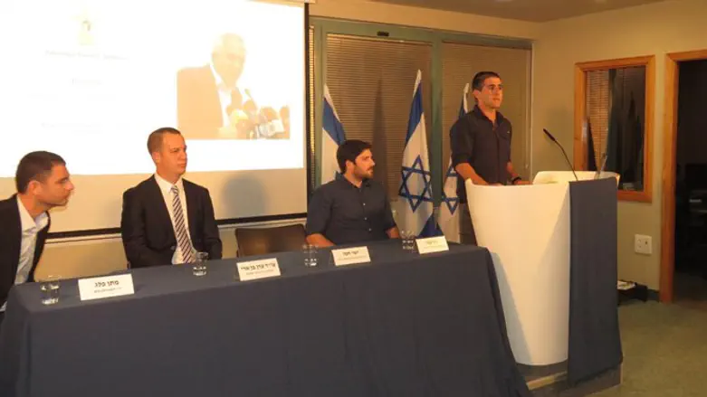 תדרוך ארגוני הימין, הערב