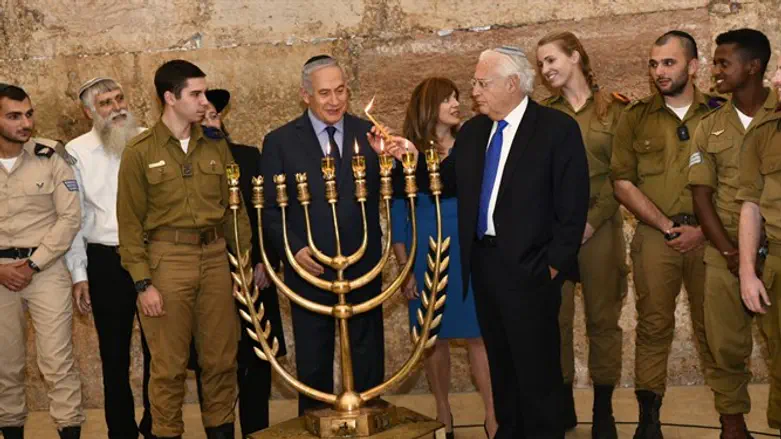 Биньямин Нетаньяху и Дэвид Фридман зажигают ханукальные свечи