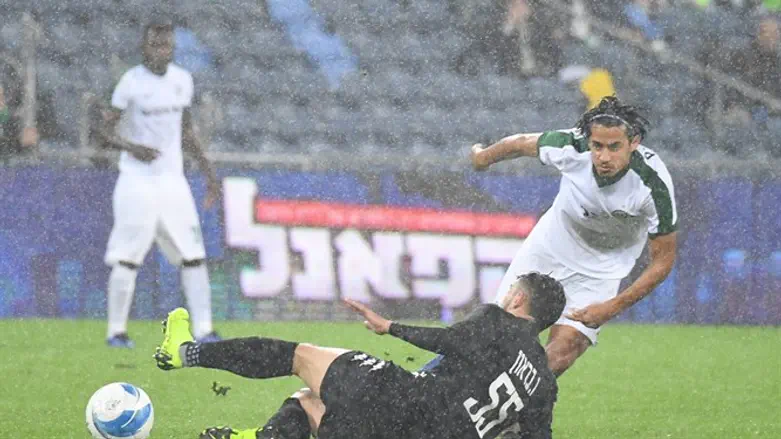 קהת ובראון הערב תחת גשם שוטף