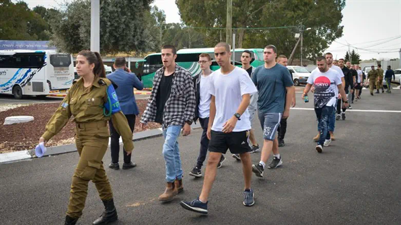 Newly recruited Israeli soldiers at Tel haShomer army base