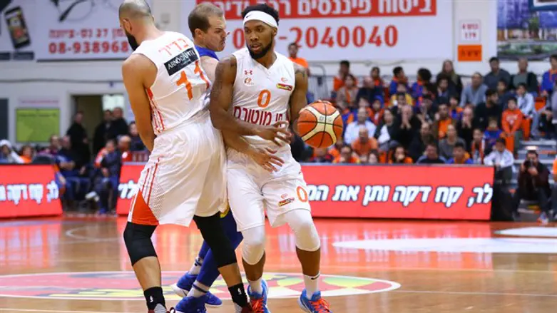 דאו מנס ציונה משאיר את מייקל רול מאחור