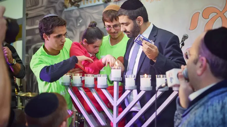 ח"כ מלכיאלי מדליק עם הילדים