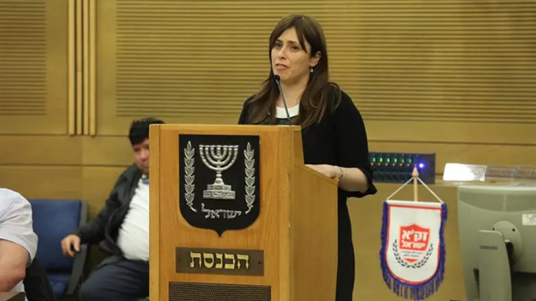 חוטובלי נואמת בכנס השדולה