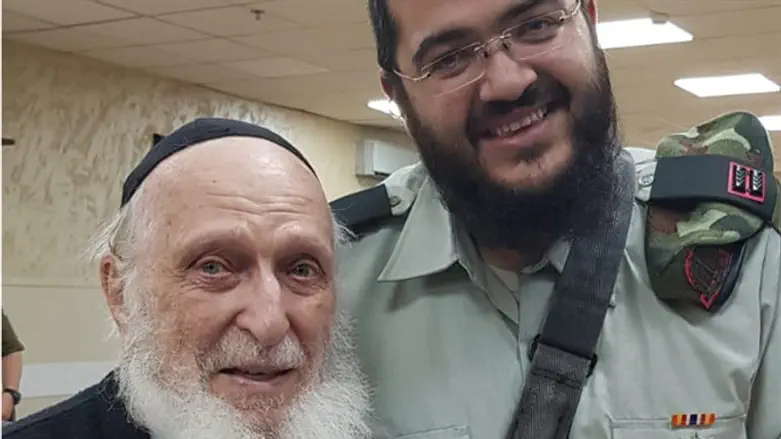 הרב משה מזרחי, רב הגדוד, עם יצחק