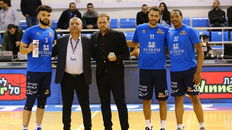 שרון דרוקר עם שחקני אילת. ניצחון נוסף