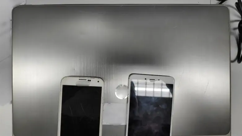 טלפונים ומחשבים שאותרו בביתו