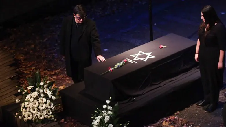 ארונו של יגאל בשן בתיאטרון הבימה