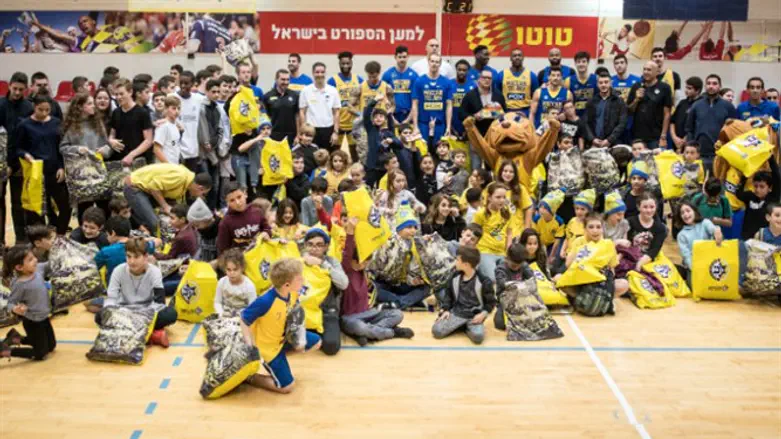 הילדים עם שחקני המועדון אתמול