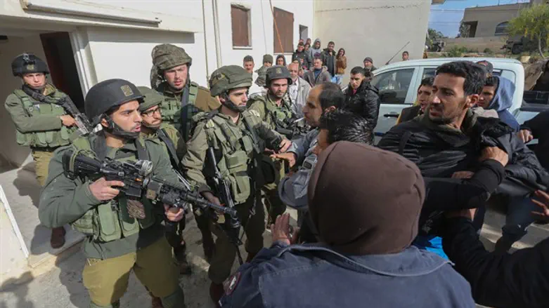 Soldiers guard outside burnt house in Duma