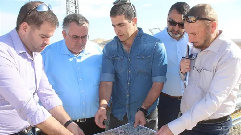 MK Bitan visits Khan al-Ahmar