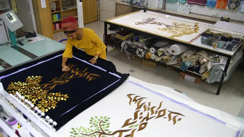 העיסוק בהנצחה הוא התעסקות בקדושה. אורטל גרידיש במפעל שלה