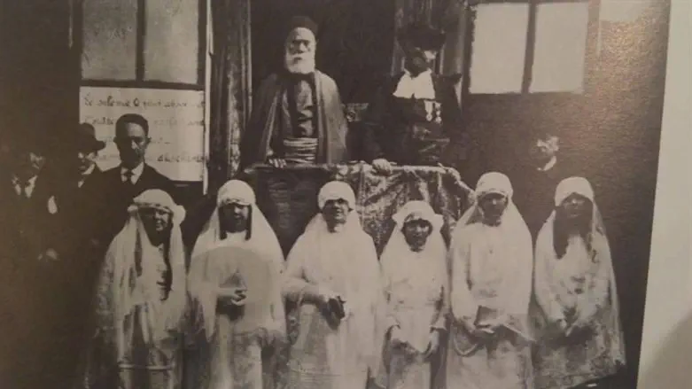 רבי יעקב בוקרה, הרב הראשי של תוניס, בחג הבנות