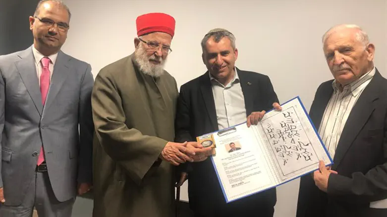 השר אלקין מקבל את המדליה