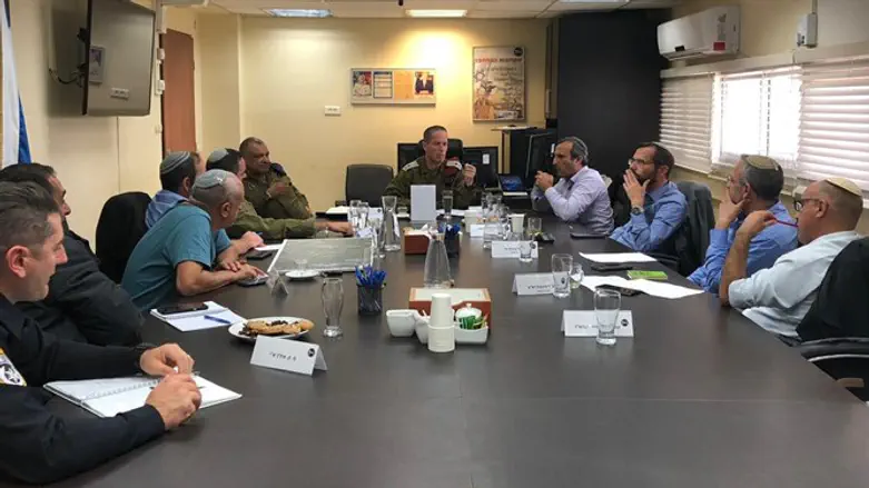 ראשי מועצת יש"ע עם האלוף פדן