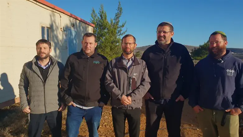 חוזרים לעמונה