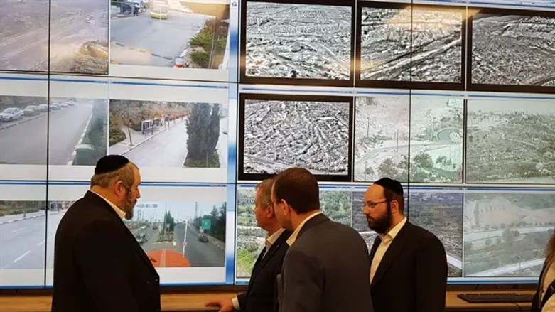 חברי המשלחת מאוקראינה במוקד העירוני בביתר