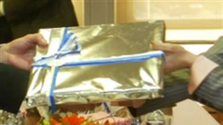 אין מתנה, אין פרסום