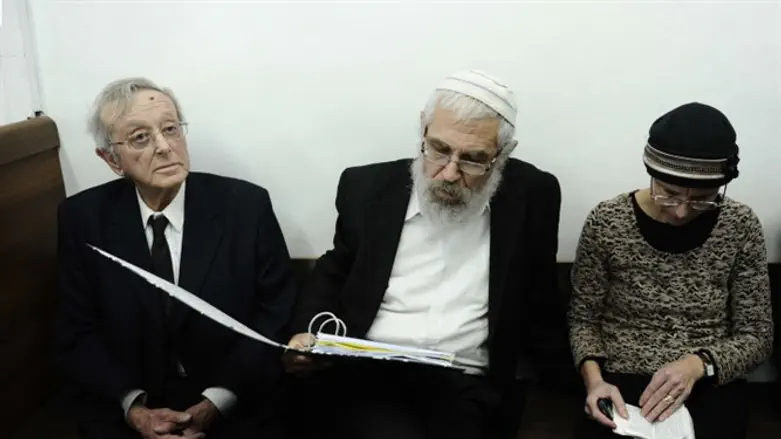 הרב מוטי אלון בבית המשפט. ארכיון