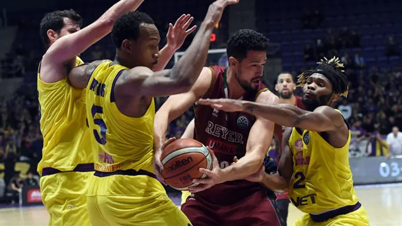 שחקני חולון הערב מנסים לעצור את ונציה