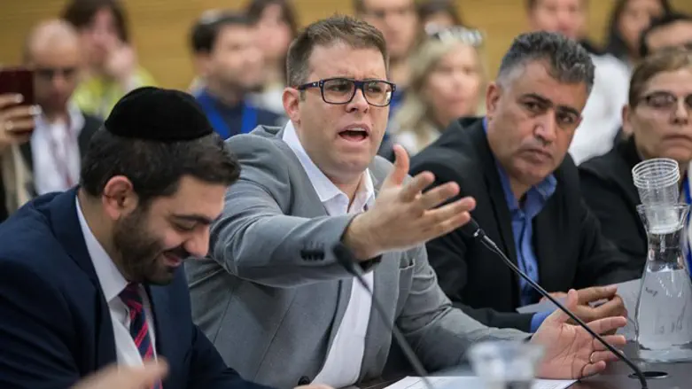 Орен Хазан (в центре)