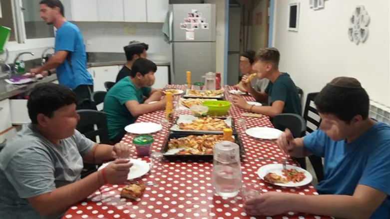 הנערים במשפחתון של משפחת טל