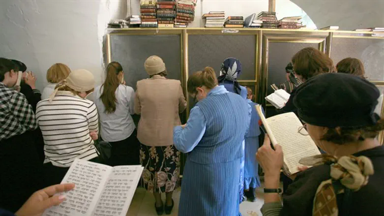 "נפשנו חיכתה לה' עזרנו ומגיננו הוא"