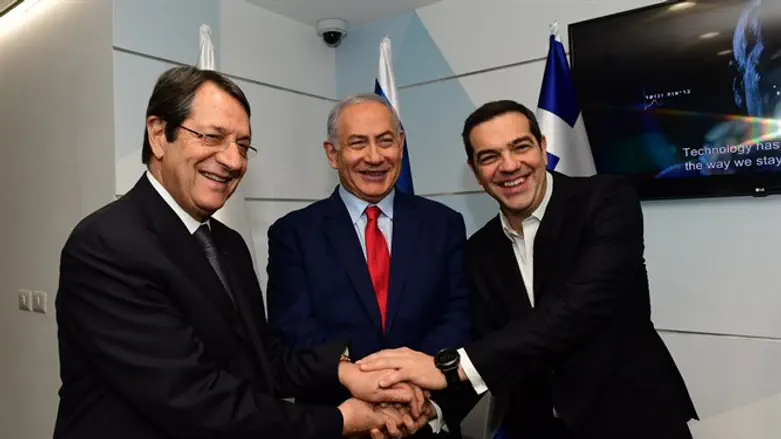 הפסגה המשולשת