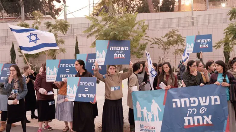 הפגנה נגד הלהט״ב 