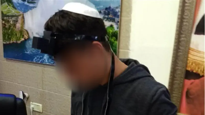 Binyamin wears tefillin