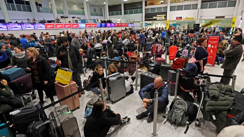 נוסעים ממתינים בנמל התעופה "גטוויק"