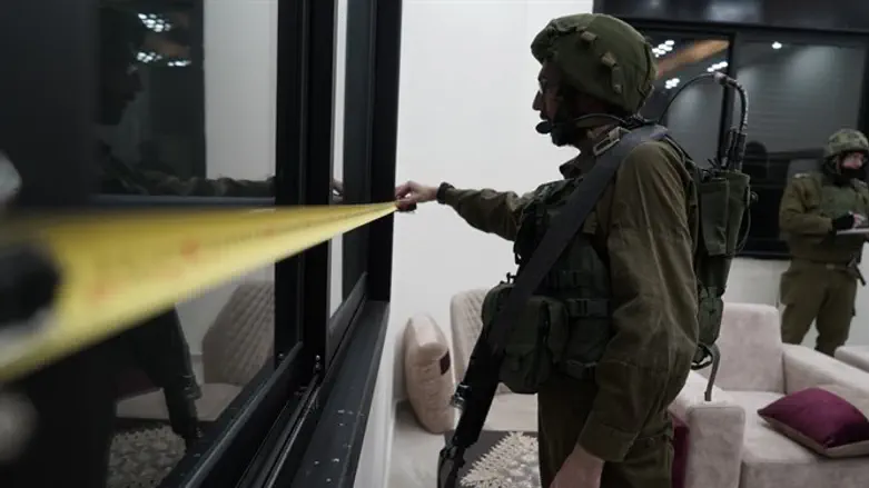 לוחמי צה''ל בבית המחבל בכפר כובר