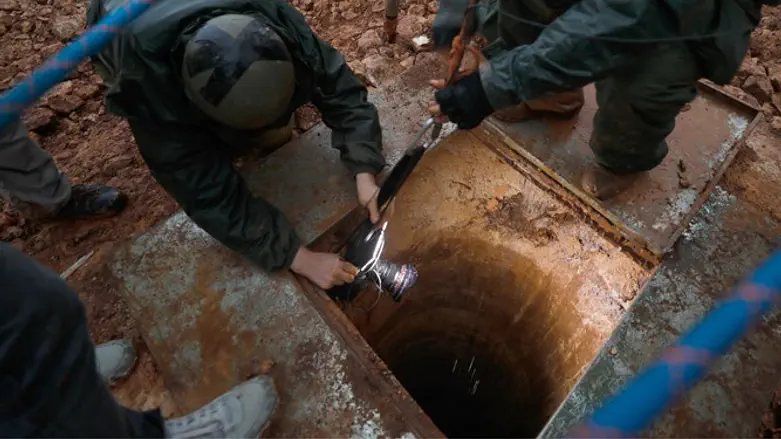 Солдаты ЦАХАЛ осматривают туннель "Хизбаллы"