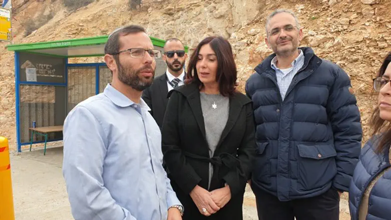 Мири Регев на перекрестке Гиват Асаф