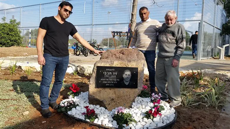 אבן הזיכרון בגן המשחקים לזכר זיו חג'בי ז"ל