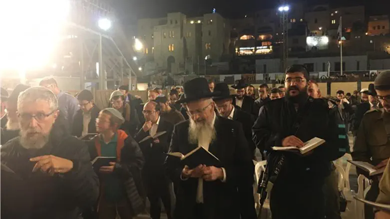 Сотни людей молились за исцеление раненого солдата