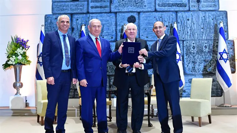 כחלון, נתניהו וריבלין עם הנגיד החדש פרופ' ירון