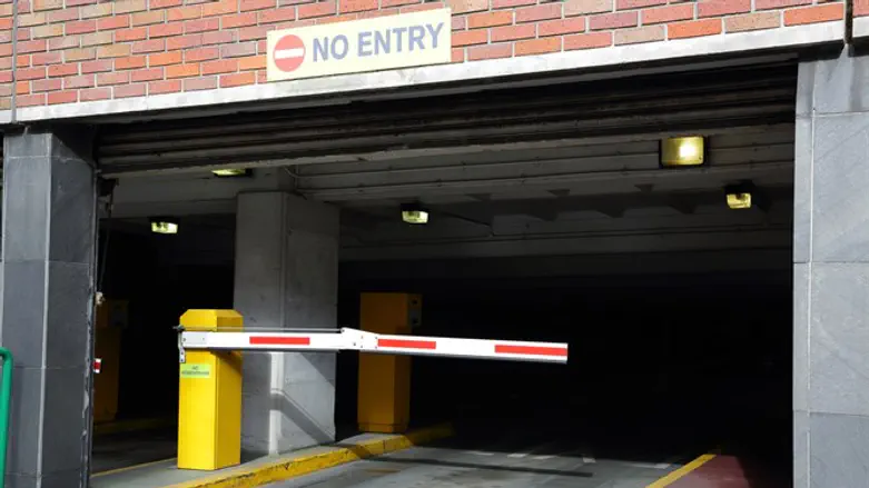 פס המתכת הבודד שמפריד ביניכם לחניה חינם