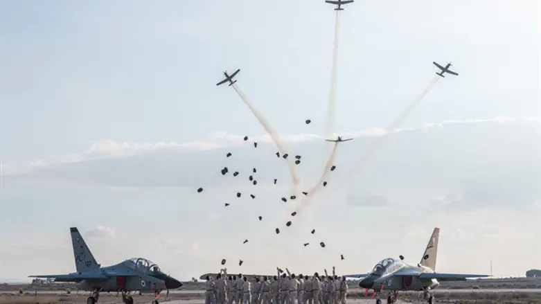 הטייסים חוגגים את קבלת הדרגה