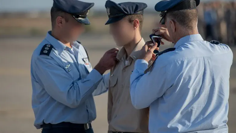 Pilot receives wings at Hatzerim